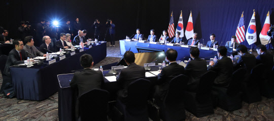 13일 오전 서울 소공동 롯데호텔에서 김홍균 외교부 한반도평화교섭본부장, 조셉 윤 미국 국무부 대북정책 특별대표, 가나스기 겐지 일본 외무성 아시아대양주 국장 등 한미일 6자회담 수석대표들이 회담을 하고 있다.     이번 회동에서는 지난달 30일 채택된 유엔 안전보장이사회의 대북 제재 결의 2321호와 지난 2일 한미일이 연쇄적으로 발표한 독자 대북 제재의 구체적 이행 방안이 주로 논의될 전망이다.